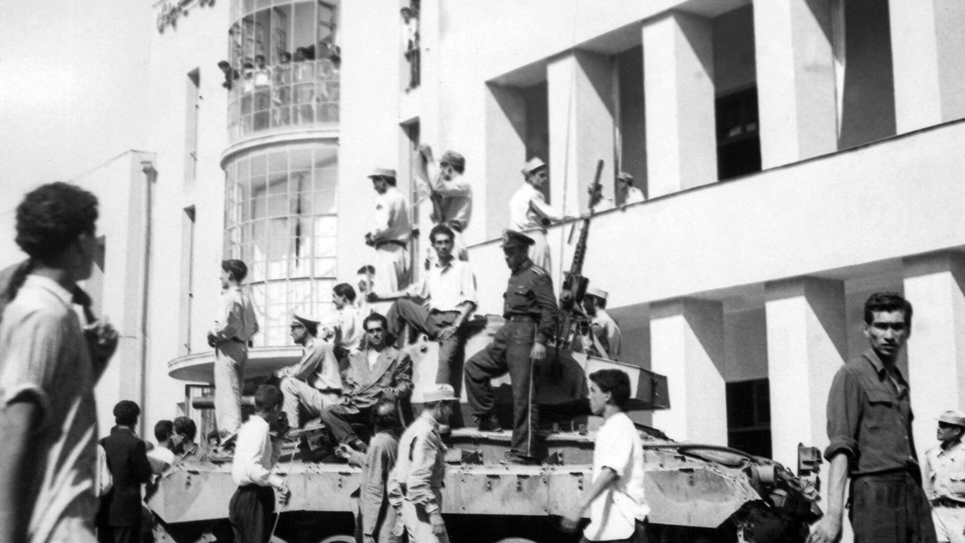 Танк во дворе тегеранского радио во время переворота, свергнувшего Мохаммеда Мосаддыка и его правительство (19 августа 1953). Тегеран - Sputnik Армения, 1920, 11.02.2021