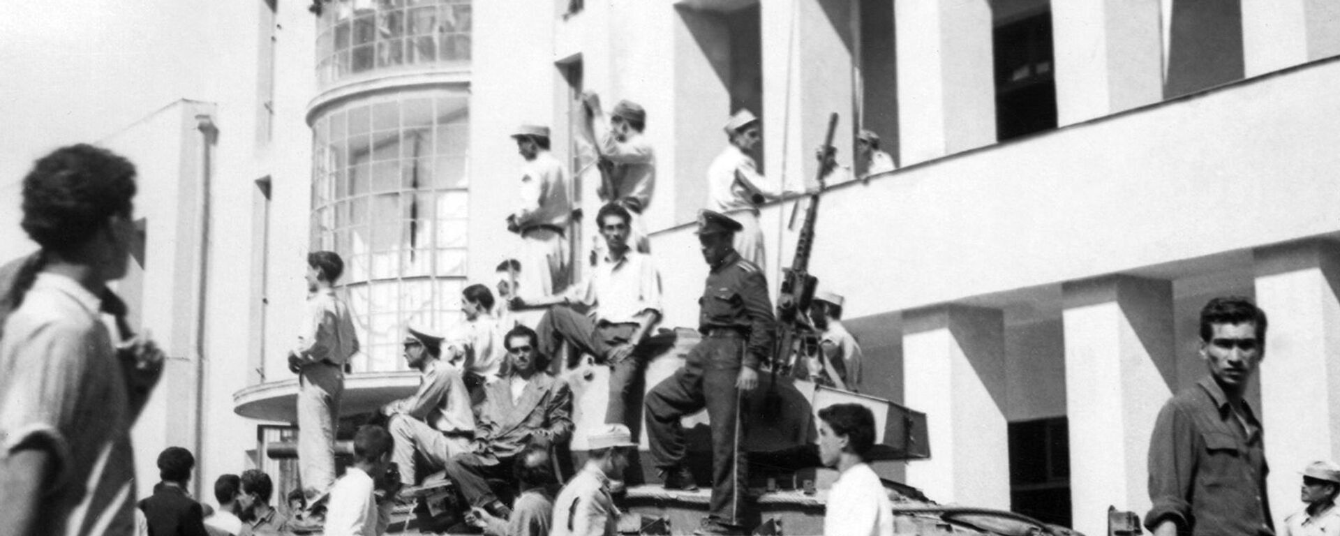 Танк во дворе тегеранского радио во время переворота, свергнувшего Мохаммеда Мосаддыка и его правительство (19 августа 1953). Тегеран - Sputnik Արմենիա, 1920, 15.02.2021