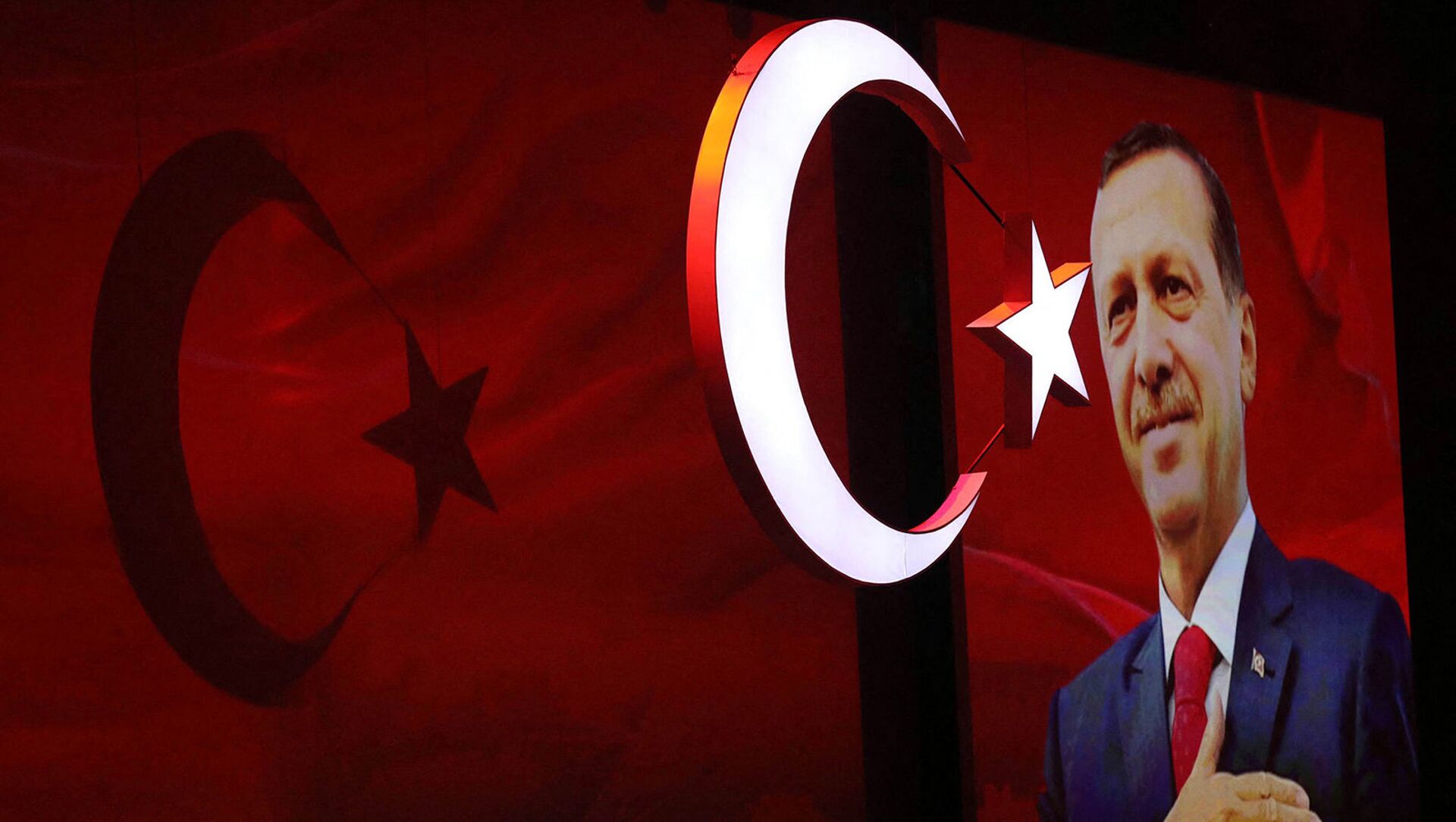 Турецкий флаг и изображение президента Турции Реджепа Тайипа Эрдогана на церемонии открытия Сурдлимпийских игр (18 июля 2017). Самсун - Sputnik Армения, 1920, 09.02.2021
