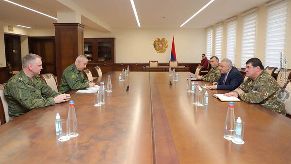 Министр обороны Вагаршак Арутюнян встретился с командующим МС РФ Рустамом Мурадовым (10 февраля 2021). Еревaн - Sputnik Армения