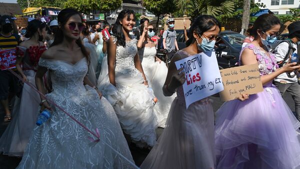 Протестующие против военного переворота в свадебных платьях в Мьянме - Sputnik Армения
