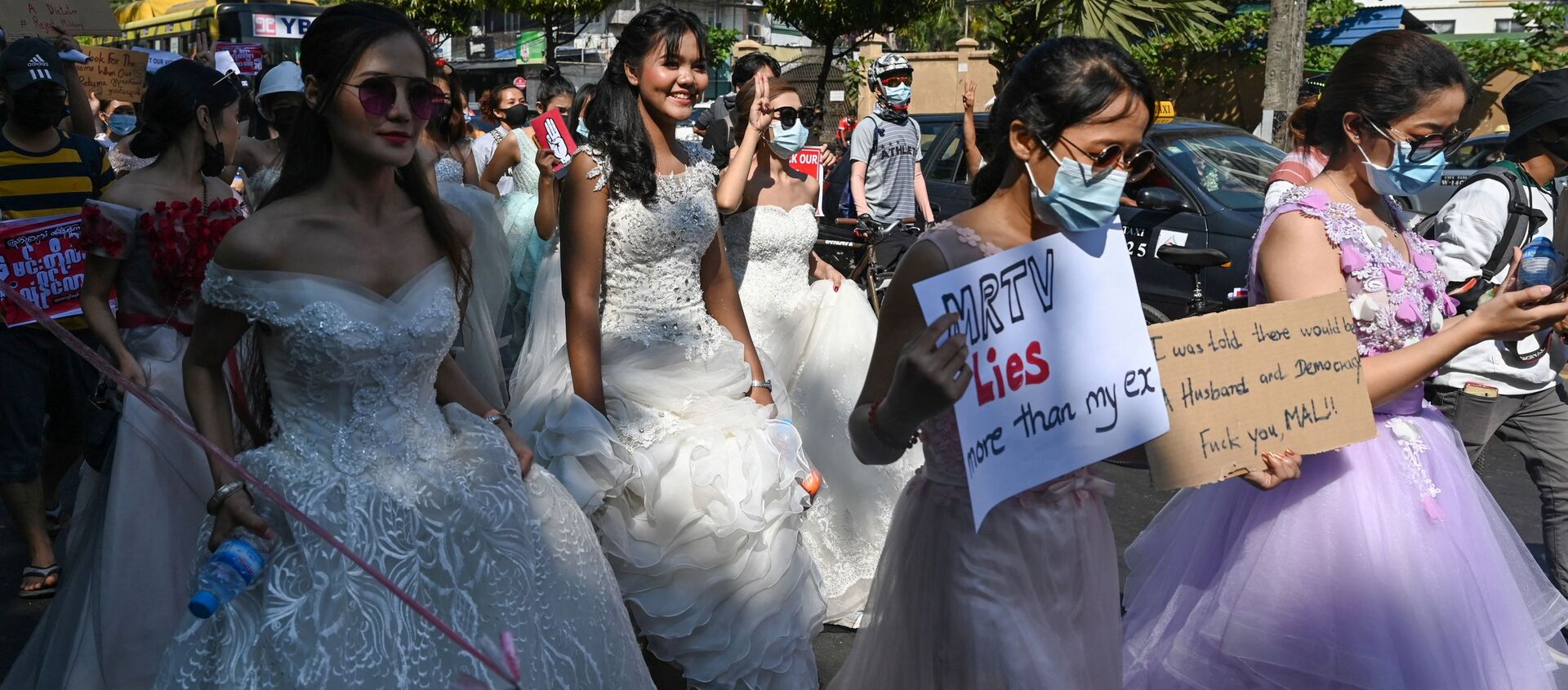 Протестующие против военного переворота в свадебных платьях в Мьянме - Sputnik Армения, 1920, 10.02.2021