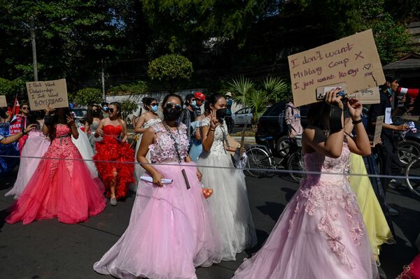 Протестующие против военного переворота в свадебных платьях в Мьянме - Sputnik Армения
