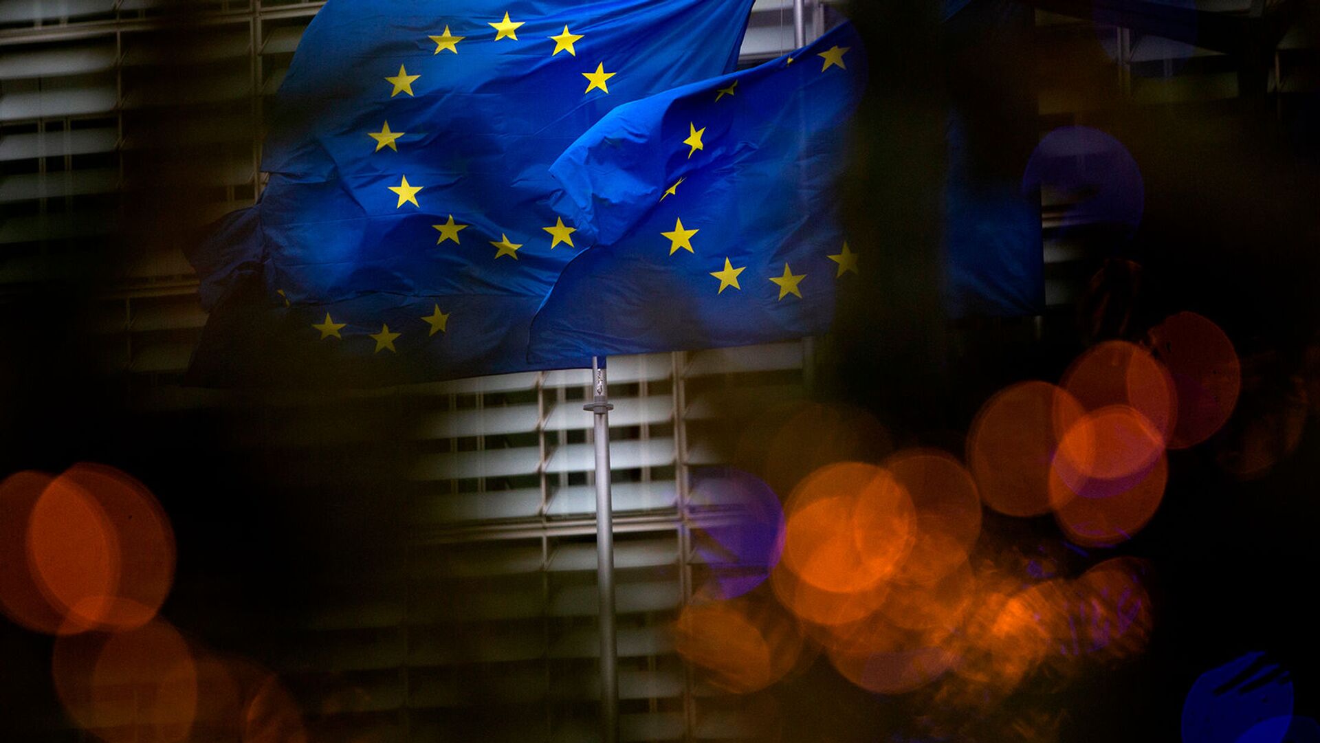 Флаги Европейского союза перед штаб-квартирой ЕС в Брюсселе - Sputnik Արմենիա, 1920, 02.06.2021