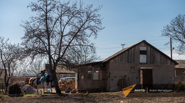 Дом, где временно проживают вынужденные переселенцы из Карабаха в селе Неркин Хндзореск, Сюник - Sputnik Армения