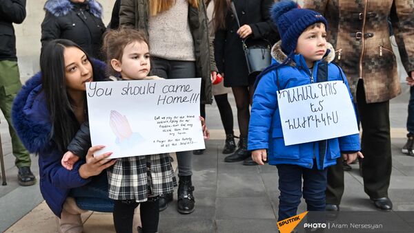 Акция протеста родственников попавших в плен военнослужащих перед Домом правительства (11 февраля 2021). Еревaн - Sputnik Արմենիա