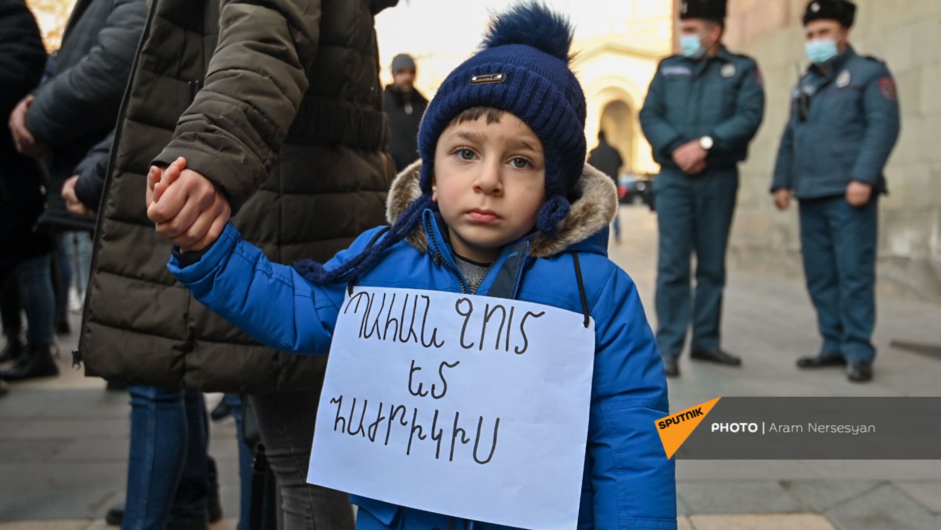 Верните папу: родители пропавших без вести в Карабахе солдат привели на акцию внуков - Sputnik Армения, 1920, 11.02.2021