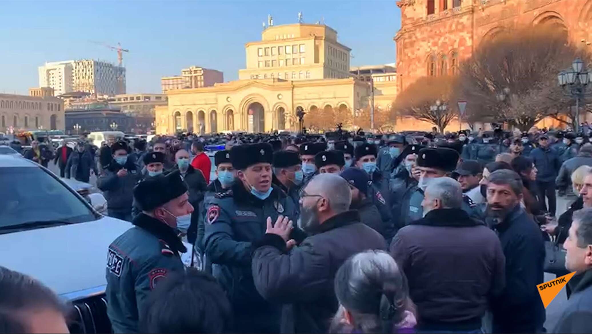 Армения закрыта. В Ереване родственники погибших военнослужащих вышли на протест.