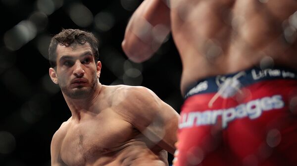 Уроженец Ирана Гегард Мусаси сражается с Марком Муньосом из США в поединке в среднем весе по смешанным единоборствам UFC Fight Night (31 мая 2014). Берлин - Sputnik Արմենիա