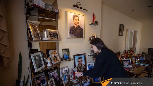 Уголок с фотографиями погибшего в карабахской войне спортсмена Артура Сукиасяна (10 февраля 2021). Еревaн - Sputnik Արմենիա