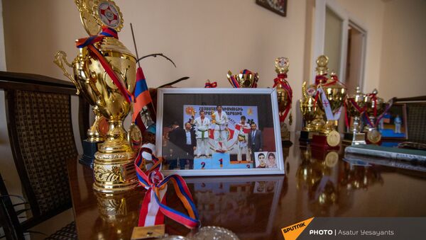 Награды по киокушин карате погибшего в карабахской войне Артура Сукиасяна (10 февраля 2021). Еревaн - Sputnik Армения