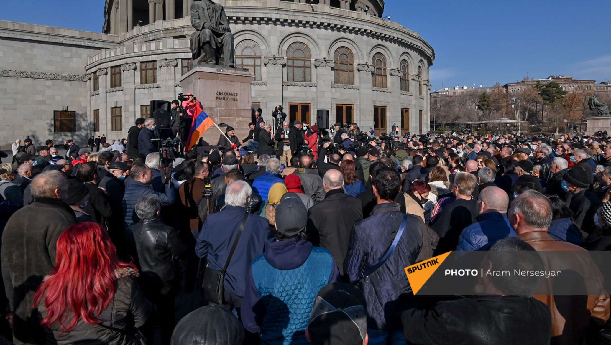 Приехал в ереван. Армения сейчас. Ереван митинг 24.02.2023 против. Армянские праздники 2023 Мичинг. Много людей на коленях в Ереване.