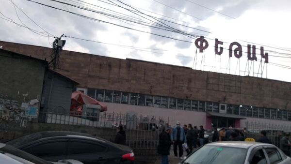 Люди у ТЦ Петак после землетрясения (13 февраля 2021). Еревaн - Sputnik Армения