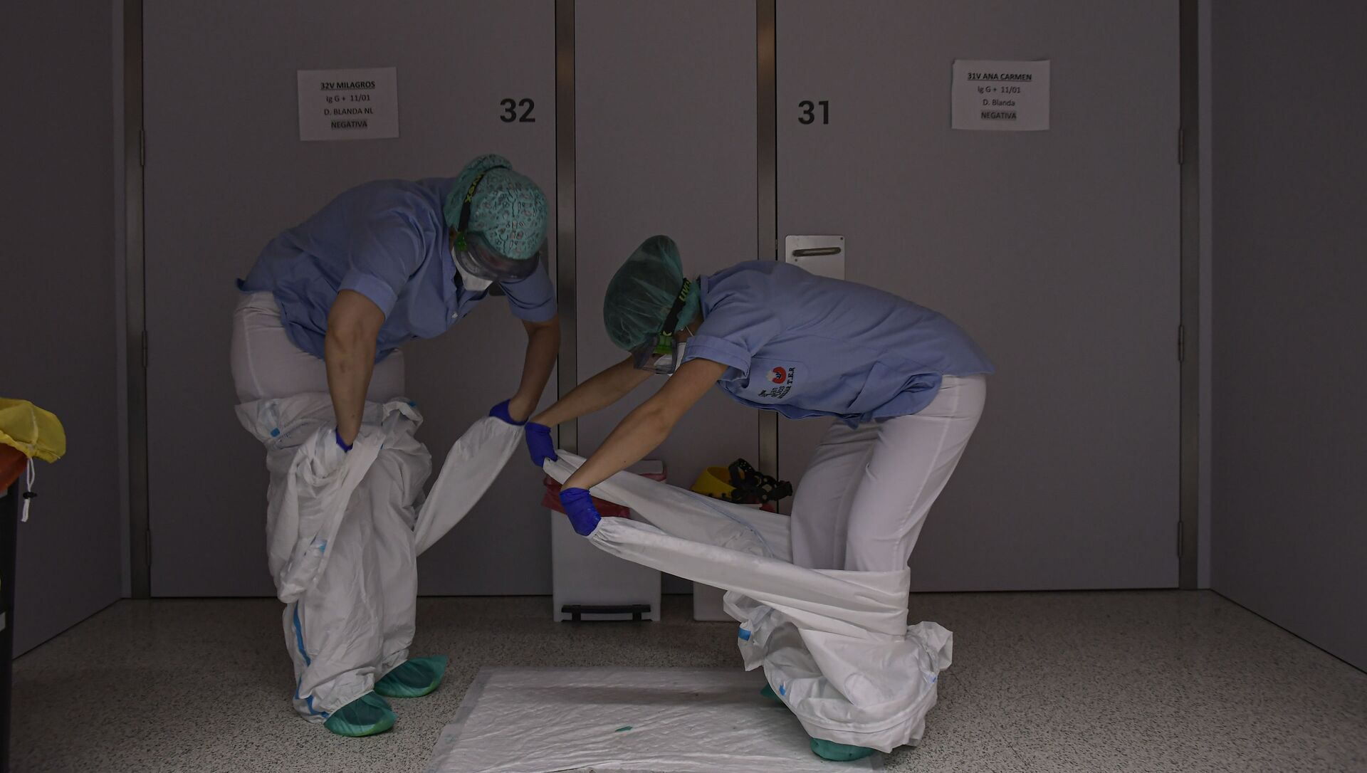 Персонал снимает защитную одежду в отделении больницы Сан-Хуан-де-Диос в Памплоне, на севере Испании - Sputnik Армения, 1920, 15.02.2021