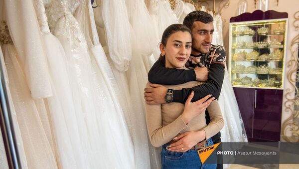 Арсен Аветисян с невестой Мариам Кочарян в свадебном салоне - Sputnik Армения