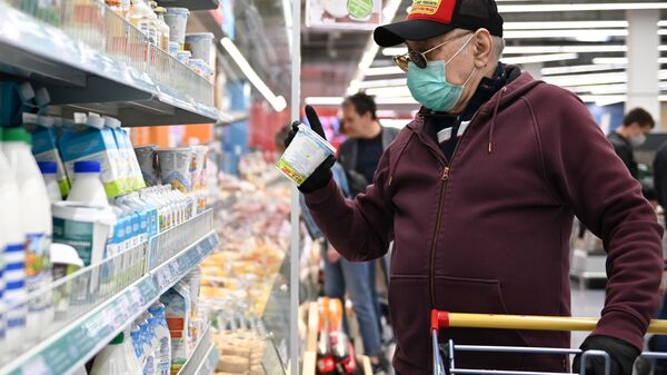 Мужчина покупает продукты в гипермаркете Магнит - Sputnik Армения