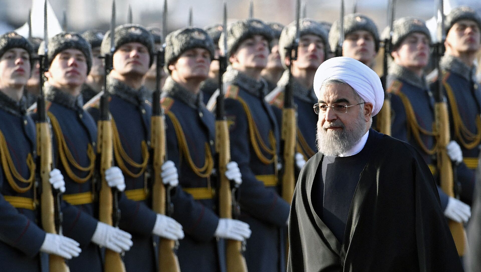 Президент Ирана Хасан Роухани проходит перед почетным караулом в аэропорту Внуково (27 марта 2017). Москвa - Sputnik Армения, 1920, 17.02.2021