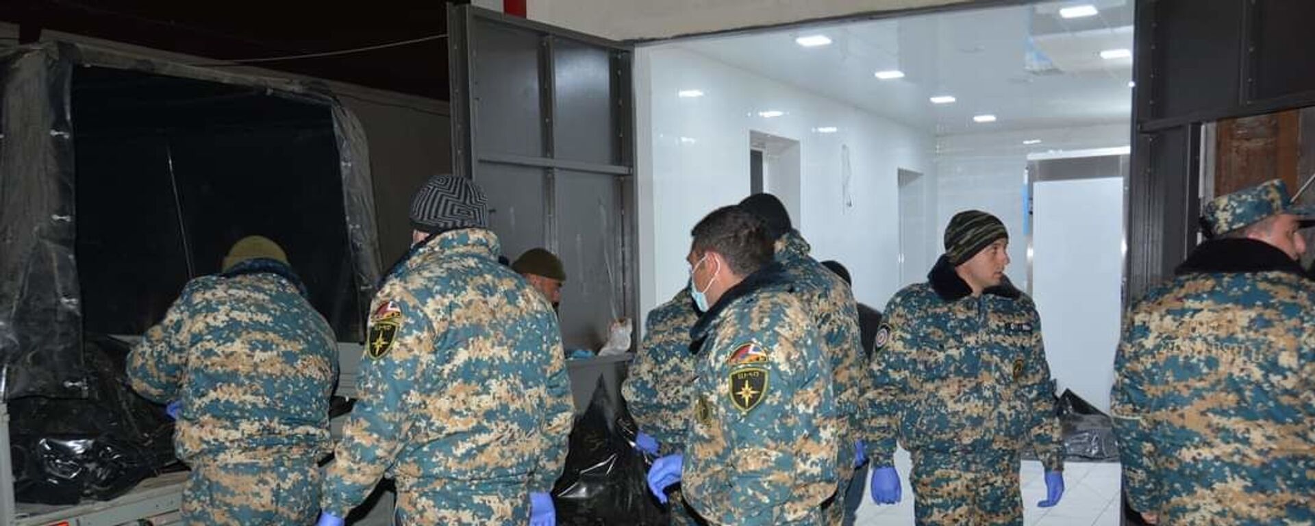 Сотрудники ГСЧС перевозят тела военнослужащих в морг (16 февраля 2021). Степанакерт - Sputnik Армения, 1920, 17.02.2021