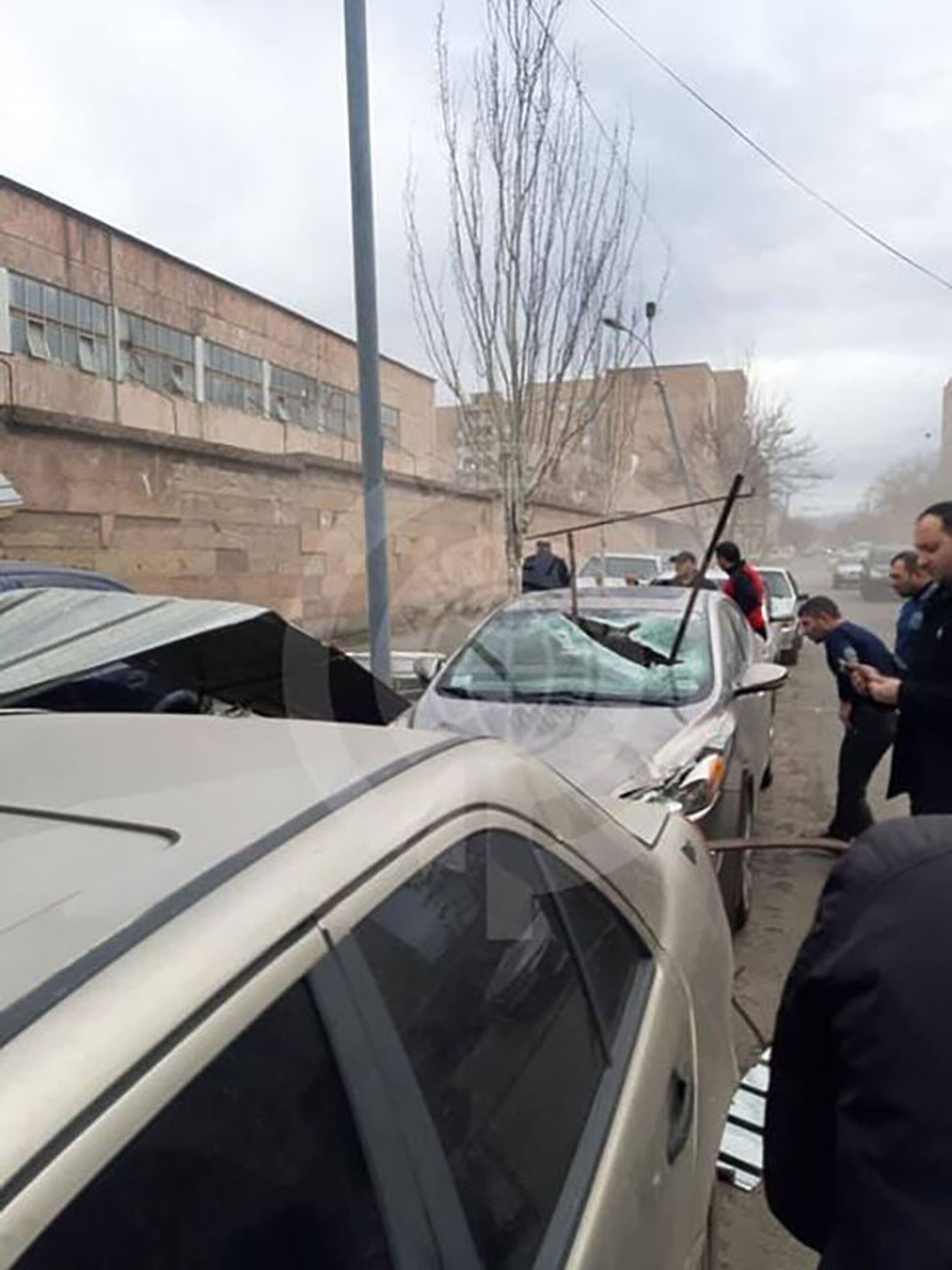 Сильный ветер в Ереване: повреждены крыши зданий и машины - фото - Sputnik Армения, 1920, 17.02.2021