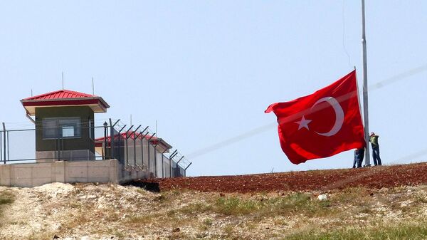 Турецкие солдаты поднимают флаг на пограничном посту на турецко-сирийской границе в деревне Гувеччи (23 июня 2011). Турция - Sputnik Армения