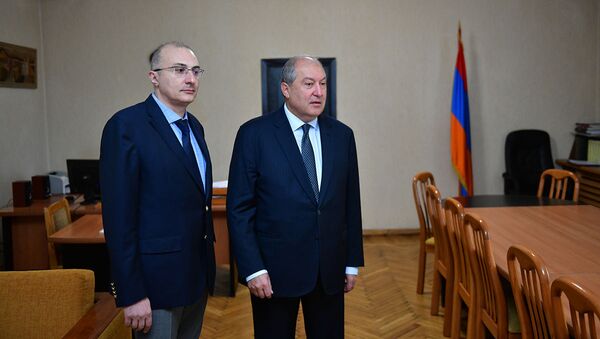 Президент Армении, председатель совета попечителей фонда Айастан Армен Саркисян посетил офис фонда (22 ноября 2018). Еревaн - Sputnik Армения