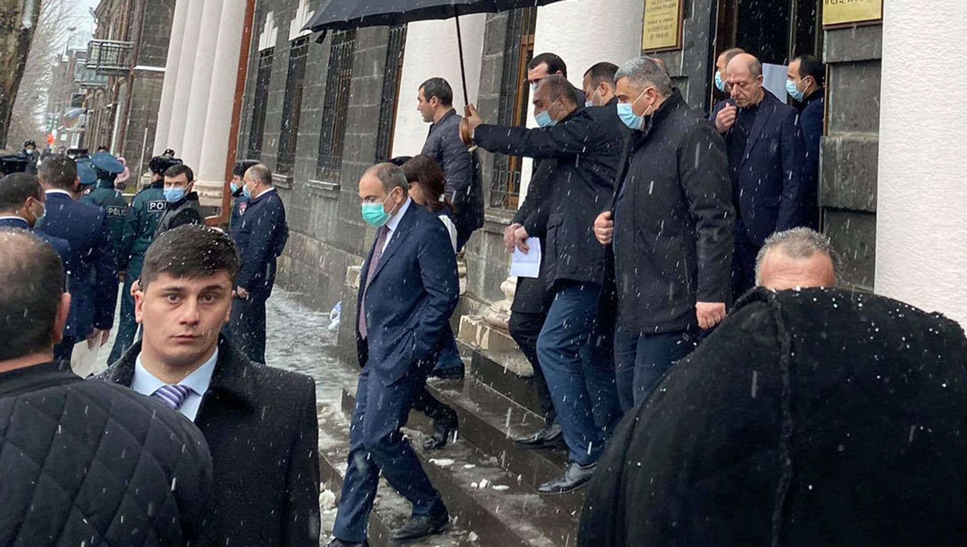 Премьер-министр Никол Пашинян покидает здание администрации Ширакской области после совещания (17 февраля 2021). Гюмри - Sputnik Արմենիա, 1920, 17.02.2021