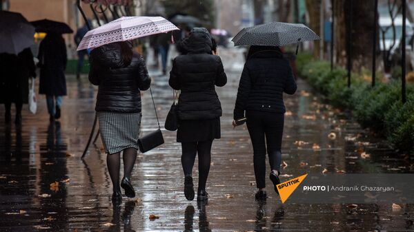 Девушки с зонтами под дождем - Sputnik Армения