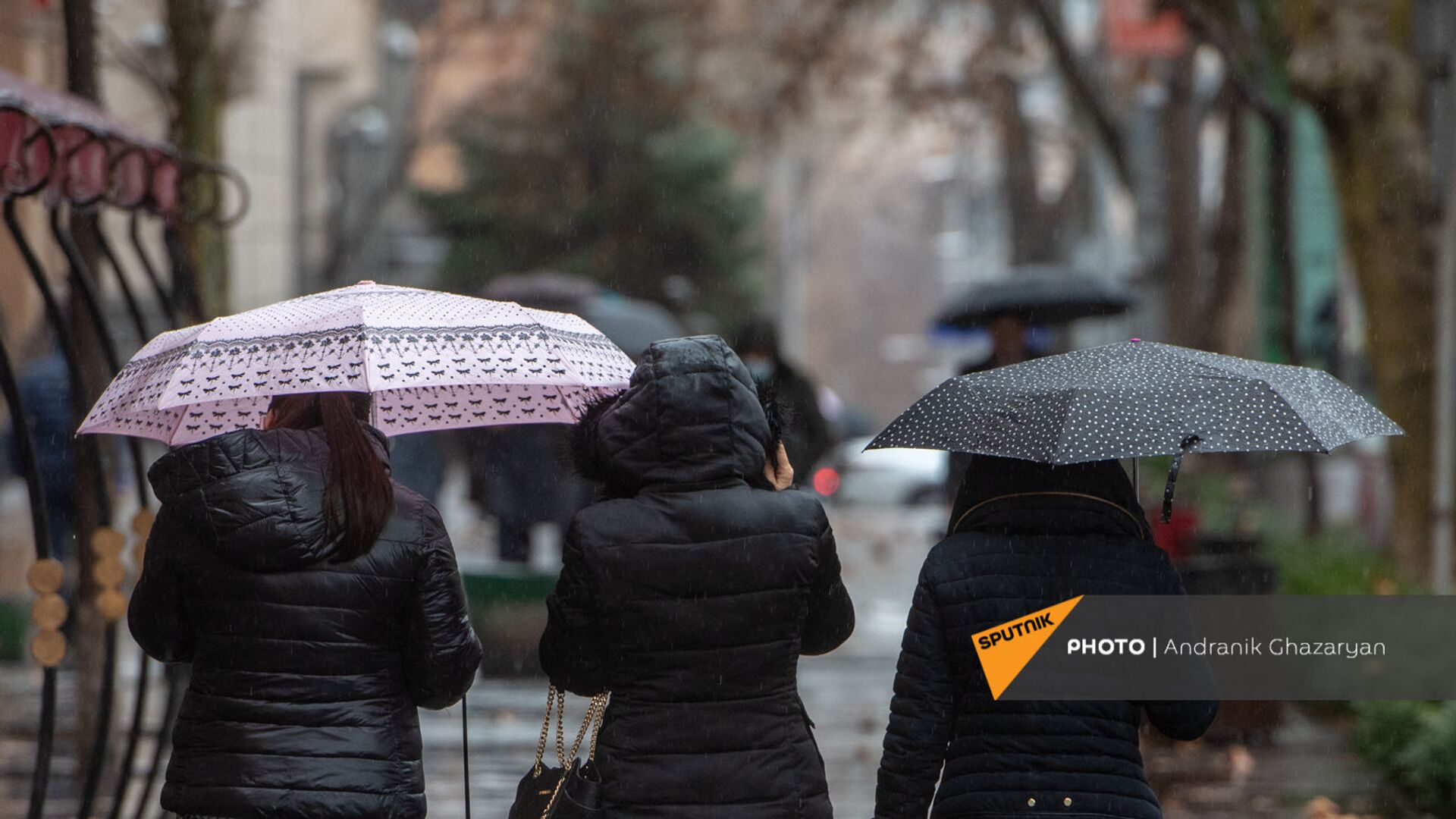 Девушки с зонтами под дождем - Sputnik Армения, 1920, 20.03.2023