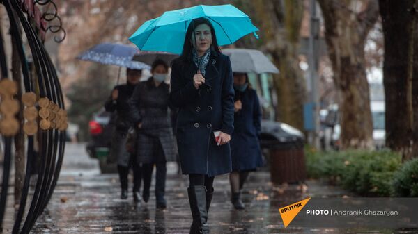 Девушка с зонтом под дождем - Sputnik Армения