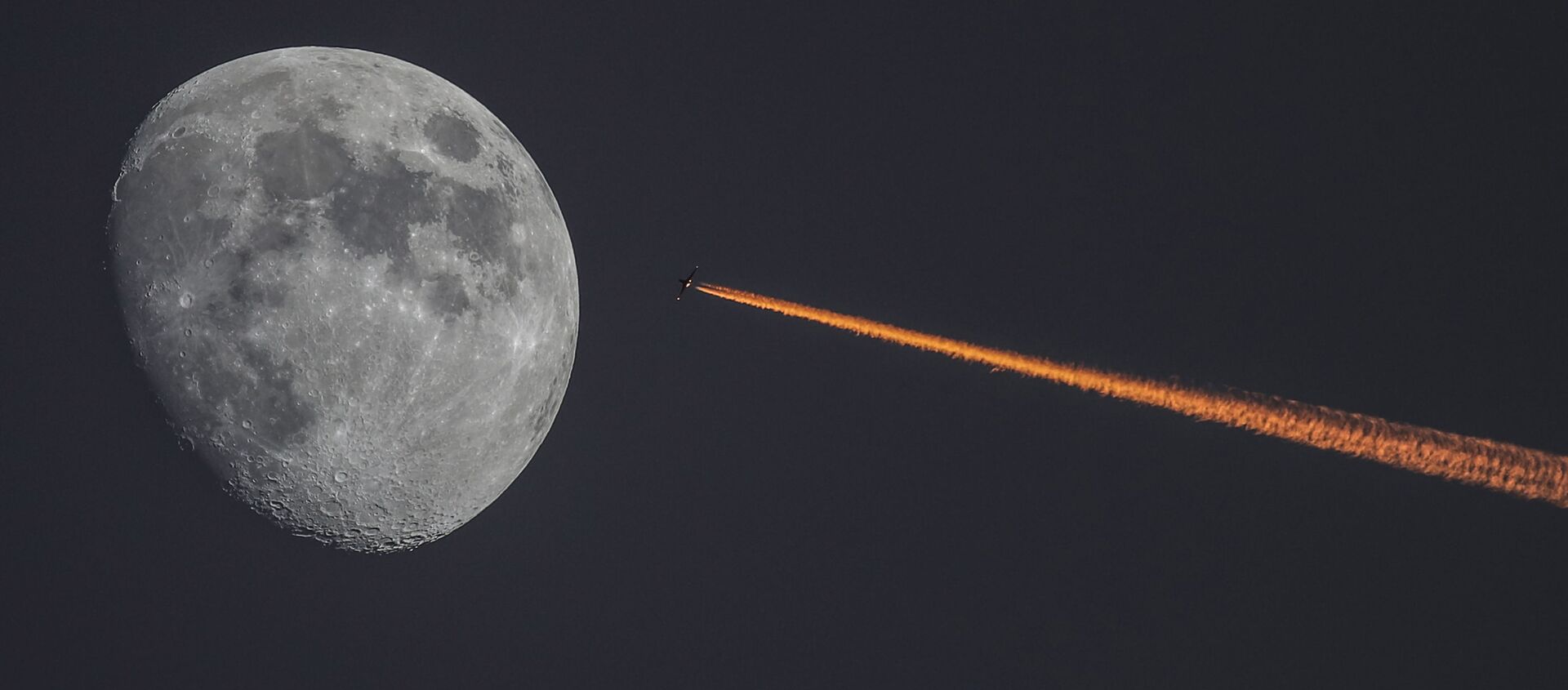 Луна и самолет на закате - Sputnik Армения, 1920, 18.02.2021
