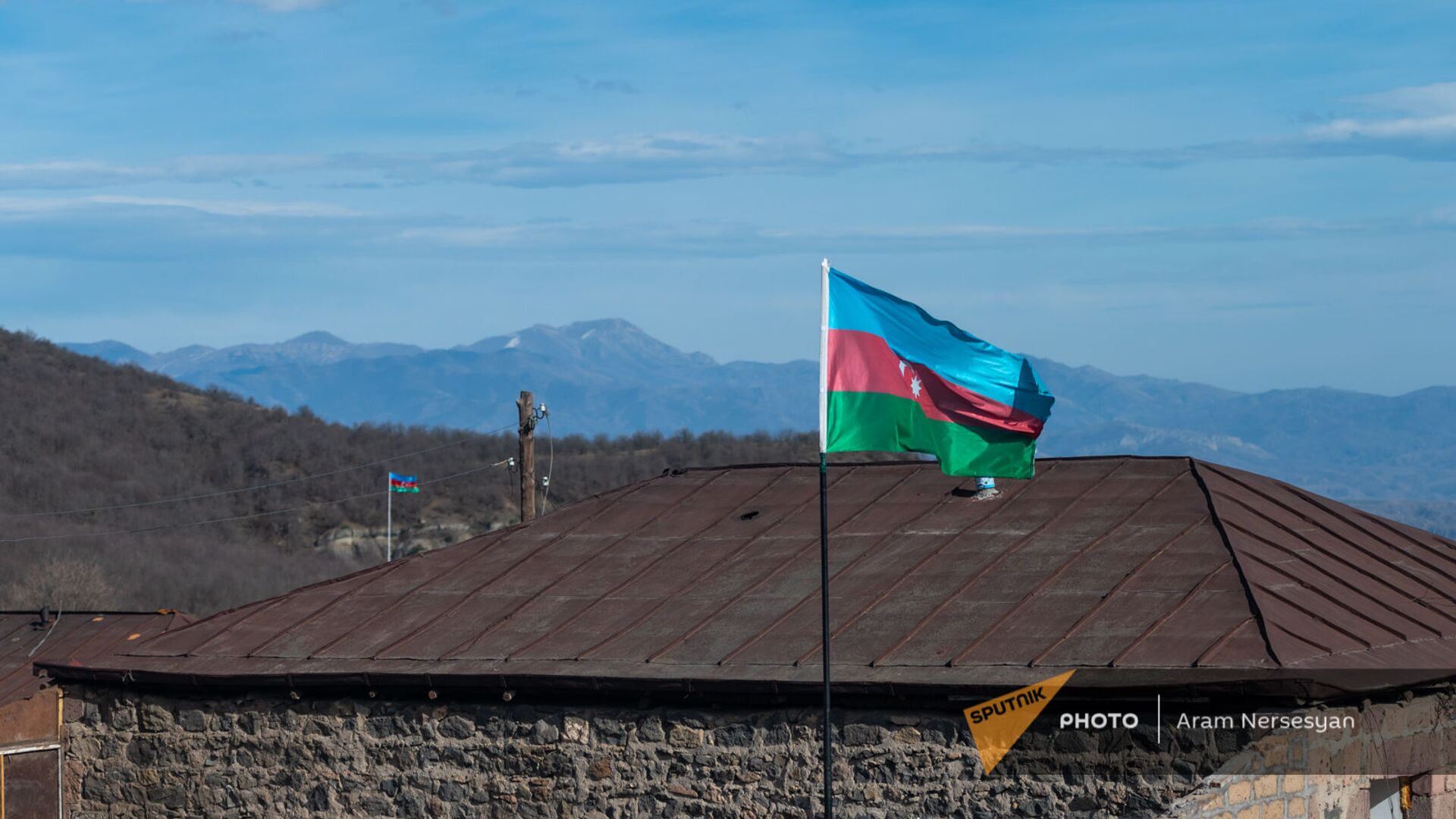 Азербайджанские флаги в селе Шурнух Сюникской области - Sputnik Արմենիա, 1920, 13.05.2021