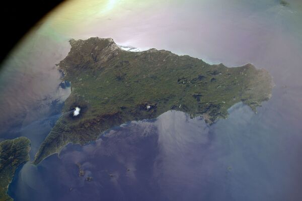 Вид из космоса на вулкан Этна на Сицилии, снятый российским космонавтом Сергеем Кудь-Сверчковым с МКС - Sputnik Армения