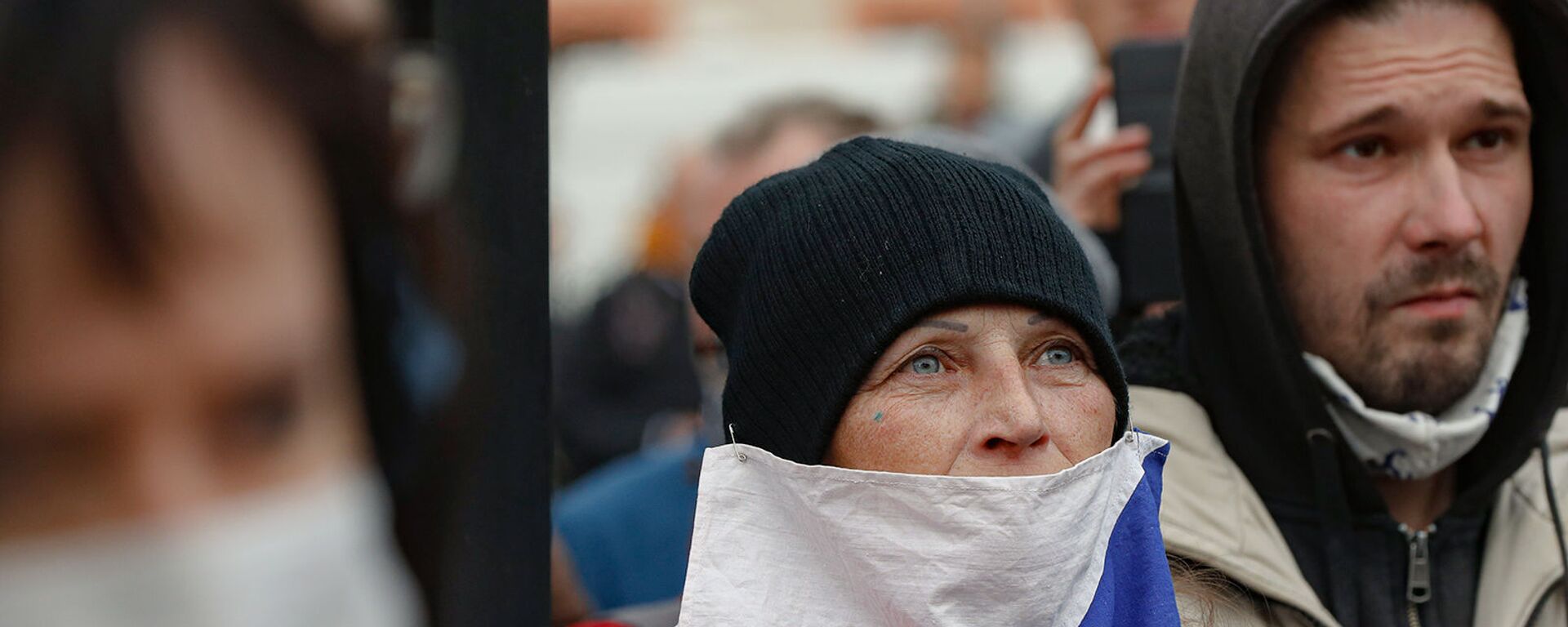 Женщина с чешским флагом в качестве маски во время демонстрации против профилактических мер COVID-19 в центре Праги (28 октября 2020). Чехия - Sputnik Армения, 1920, 19.02.2021
