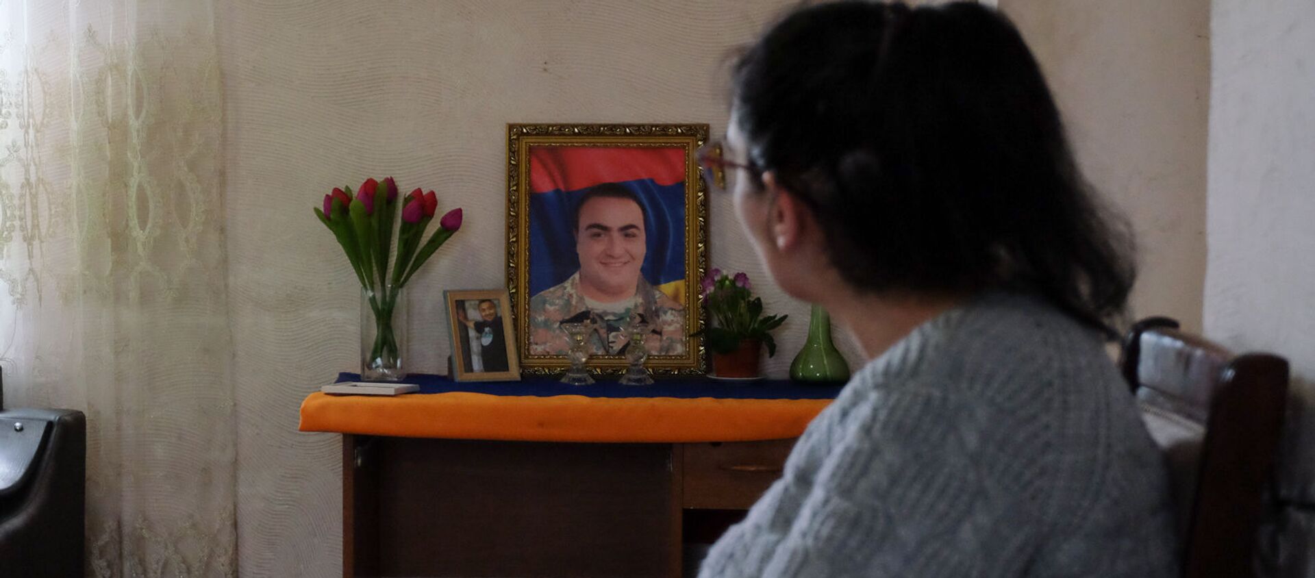 Ануш, жена Вагинака Абгаряна смотрит на портрет покойного мужа - Sputnik Արմենիա, 1920, 21.02.2021