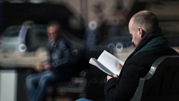 мужчина читает книгу - Sputnik Армения