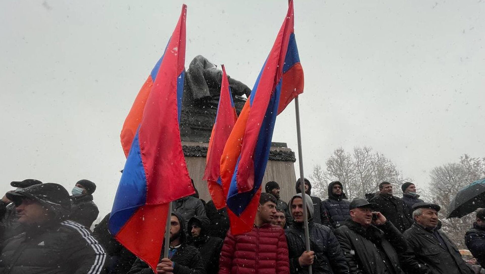 Демонстранты с флагами во время митинга оппозиции (20 февраля 2021). Еревaн - Sputnik Армения, 1920, 20.02.2021