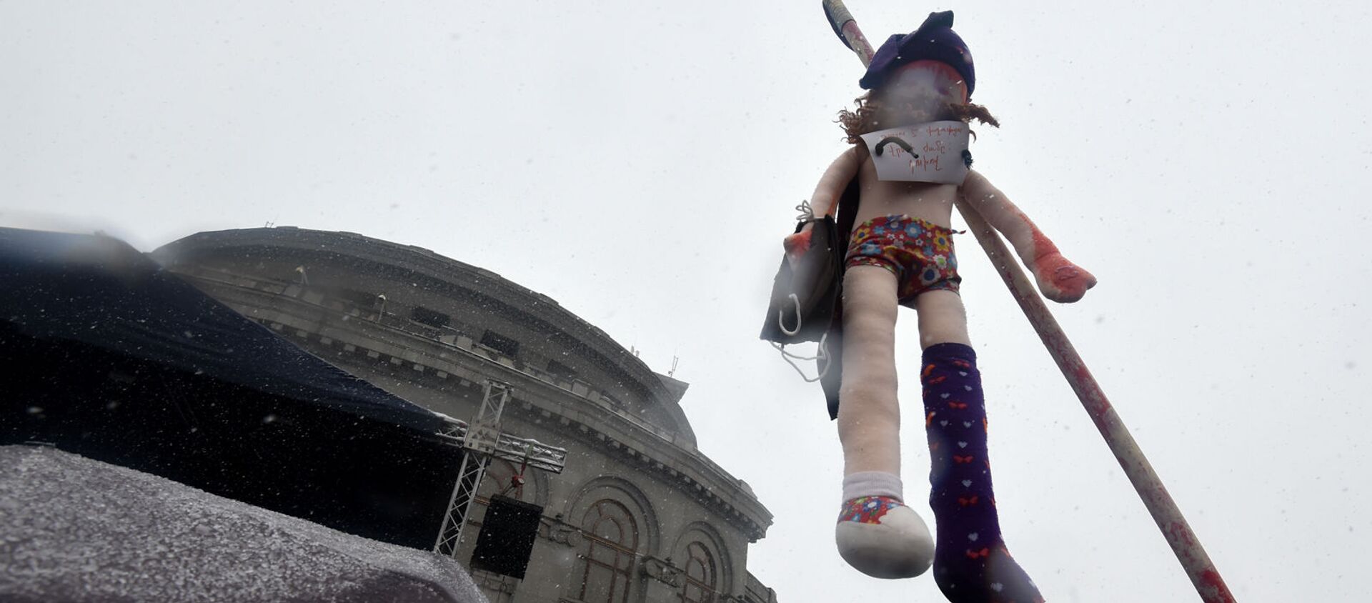 Демонстранты повесили символическую куклу во время митинга оппозиции (20 февраля 2021). Еревaн - Sputnik Արմենիա, 1920, 26.02.2021