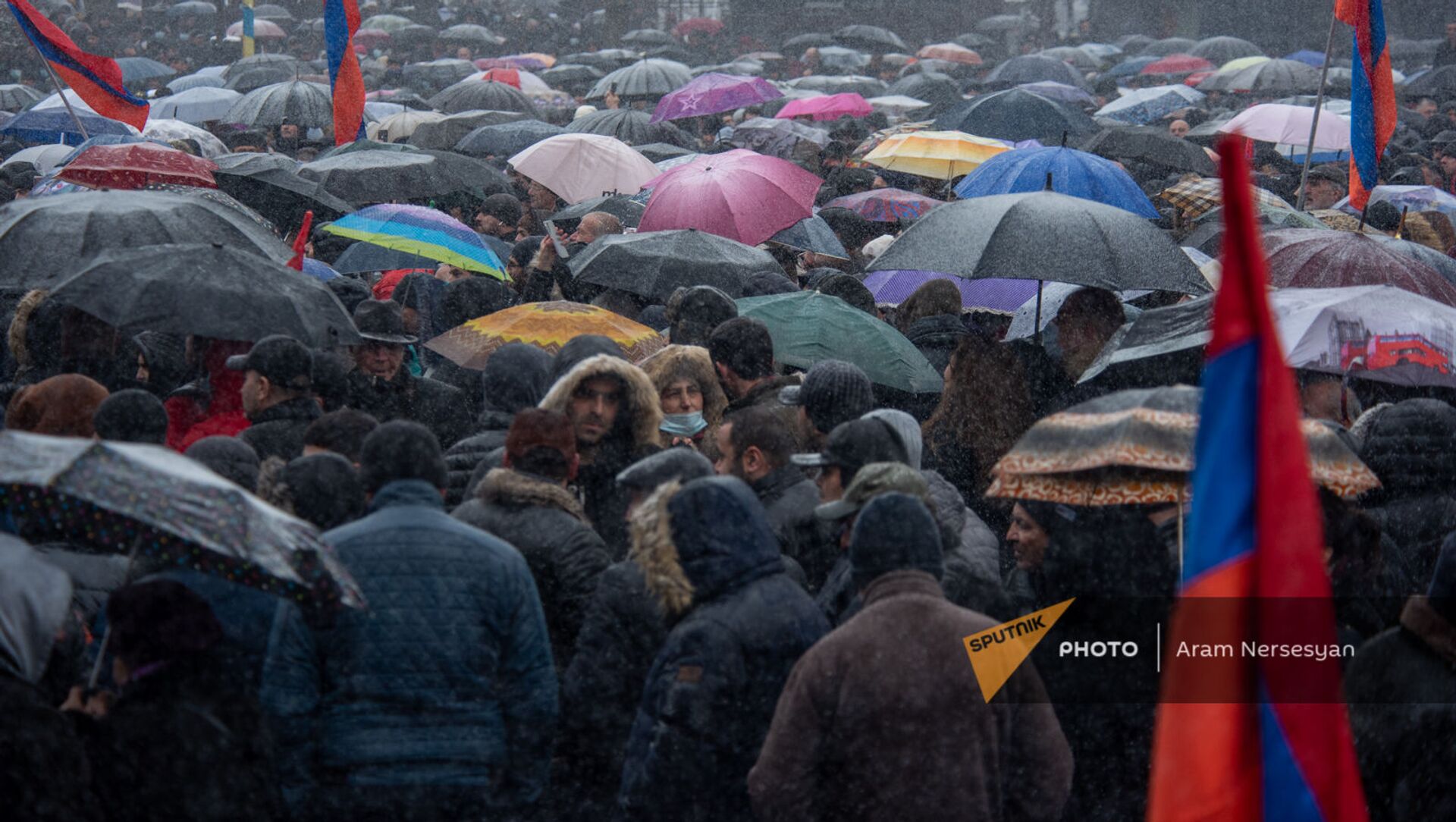 Демонстранты с зонтиками и флагами во время митинга оппозиции (20 февраля 2021). Еревaн - Sputnik Армения, 1920, 22.02.2021
