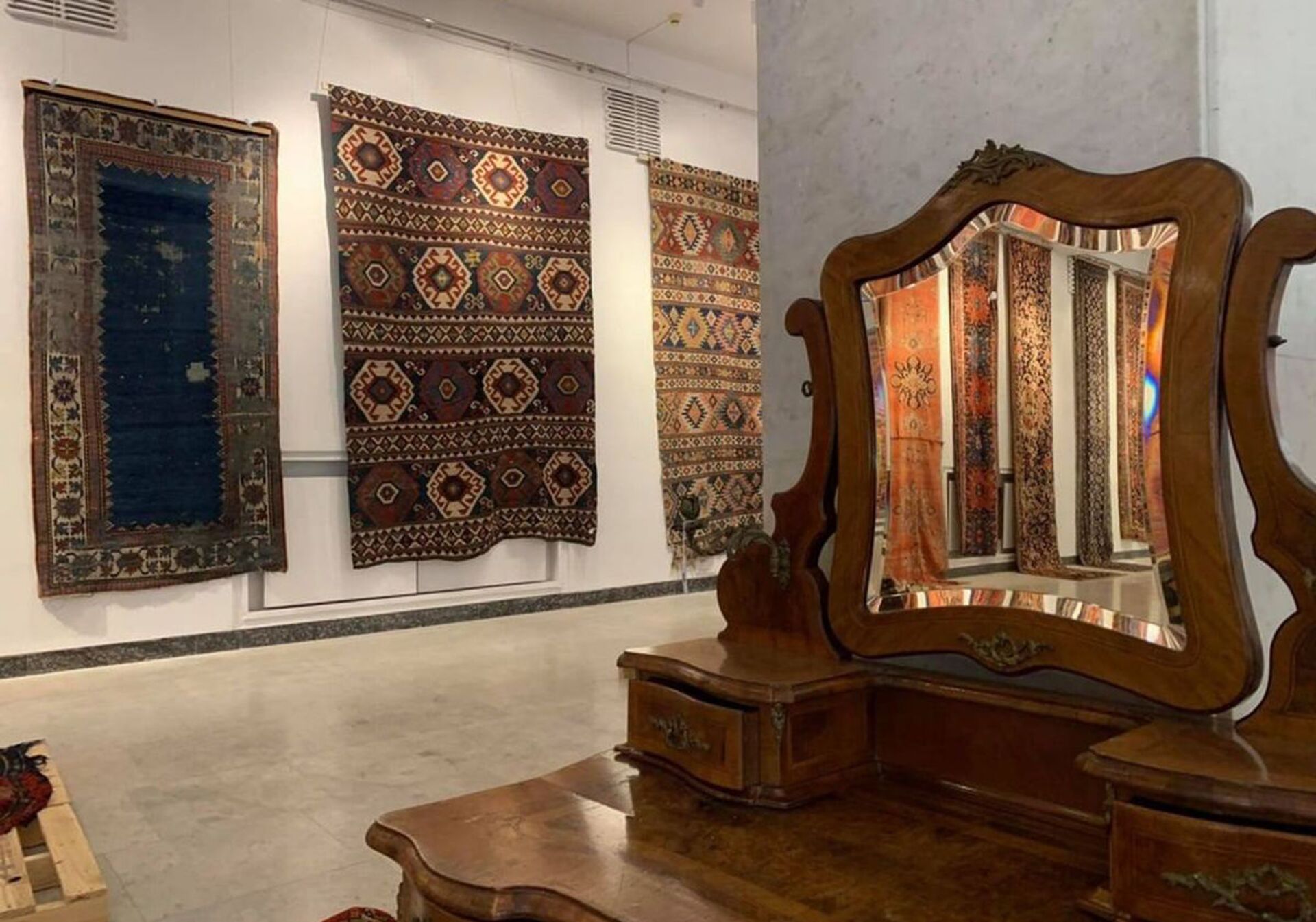 В Ереване открылась выставка шушинских ковров - Sputnik Армения, 1920, 01.02.2022