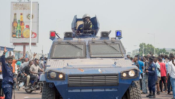 Полицейский стоит на бронетранспортере (БТР) во время акции протеста в Киншасе (24 июня 2020). Конго - Sputnik Армения