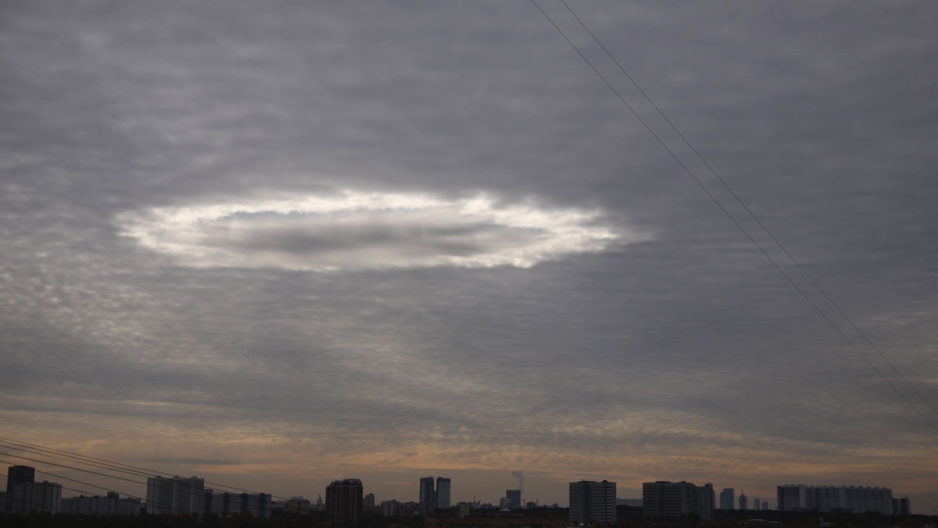 Необычное явление в небе над Москвой - Sputnik Արմենիա, 1920, 26.05.2021