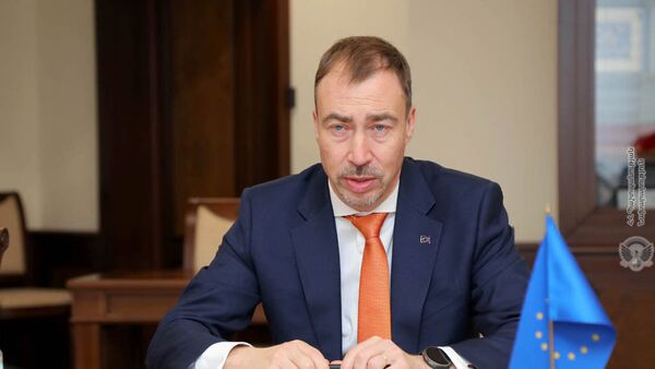 Специальный представитель ЕС Тойко Клаар на встрече с министром обороны Армении (22 февраля 2021). Еревaн - Sputnik Армения