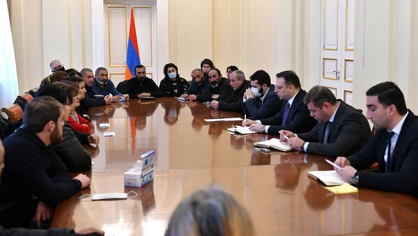 Сотрудники аппарата президента во главе с Эмилем Тарасяном встретились с родственниками пропавших без вести во время Карабахской войны (22 февраля 2021). Еревaн - Sputnik Արմենիա