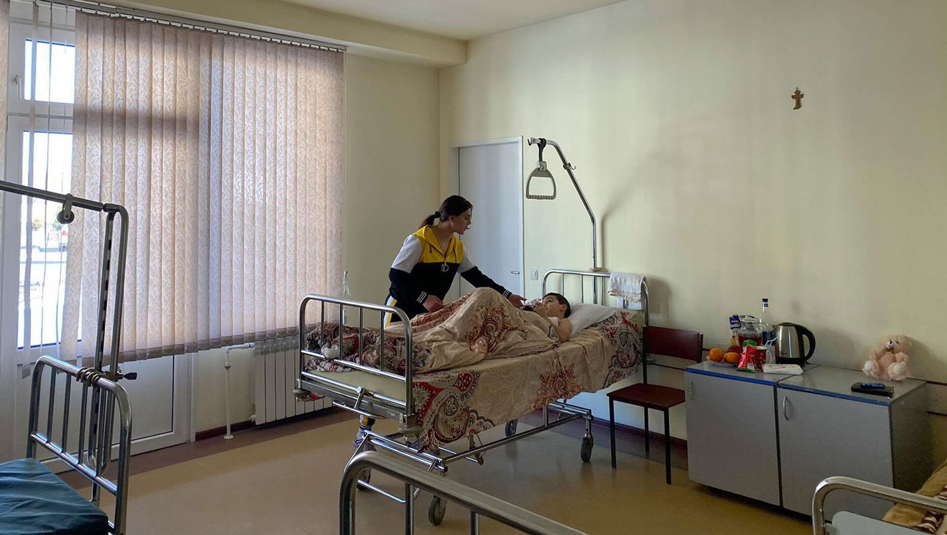 Выпрыгнувший с четвертого этажа 8-летний Роберт в Австрийской больнице Матери и ребенка в Гюмри - Sputnik Армения, 1920, 22.02.2021