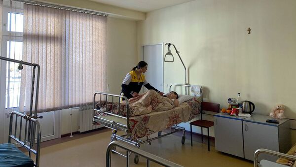 Выпрыгнувший с четвертого этажа 8-летний Роберт в Австрийской больнице Матери и ребенка в Гюмри - Sputnik Армения