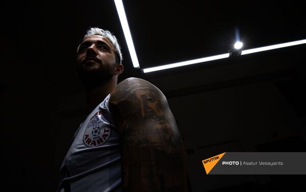 24-летний защитник ФК Арарат Кристиан Хименес демонстрирует свои татуировки - Sputnik Армения