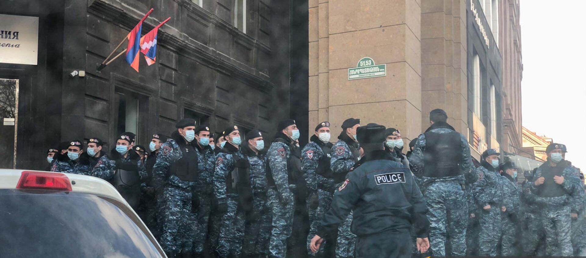 Полиция перекрыла проход к правительственному зданию во время акции протеста оппозиции (23 февраля 2021). Еревaн - Sputnik Армения, 1920, 23.02.2021