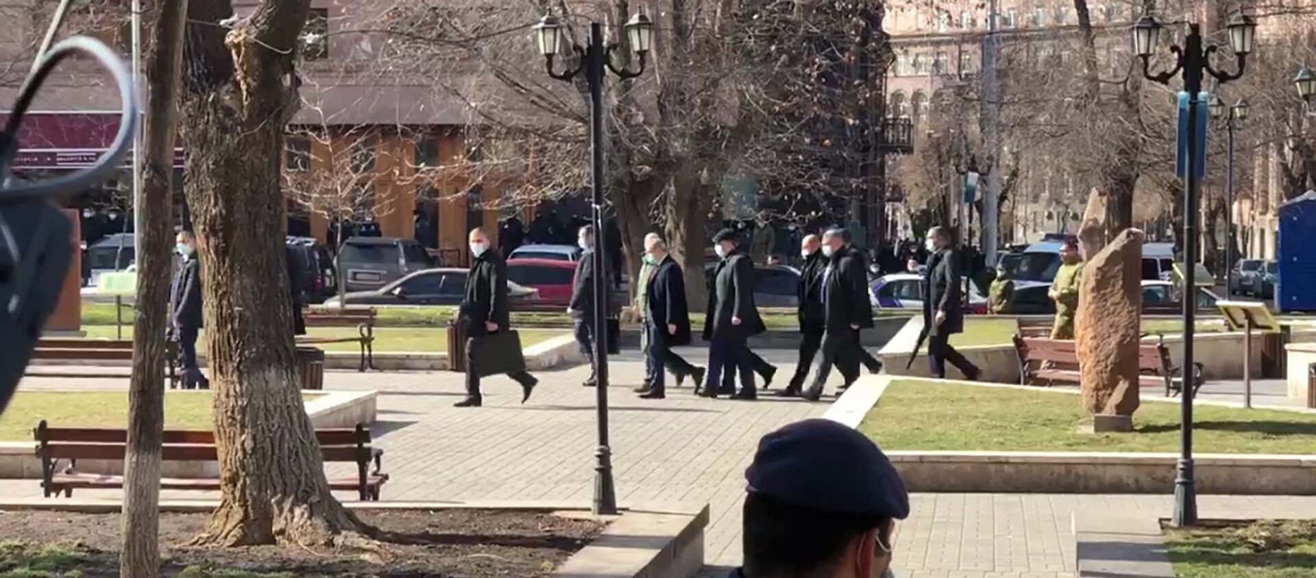 Премьер-министр Никол Пашинян заходит в здание Правительств - Sputnik Армения, 1920, 23.02.2021