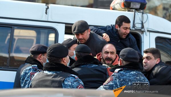 Полиция задерживает оппозиционных активистов во время акции протеста перед правительственным зданием (23 февраля 2021). Еревaн - Sputnik Արմենիա