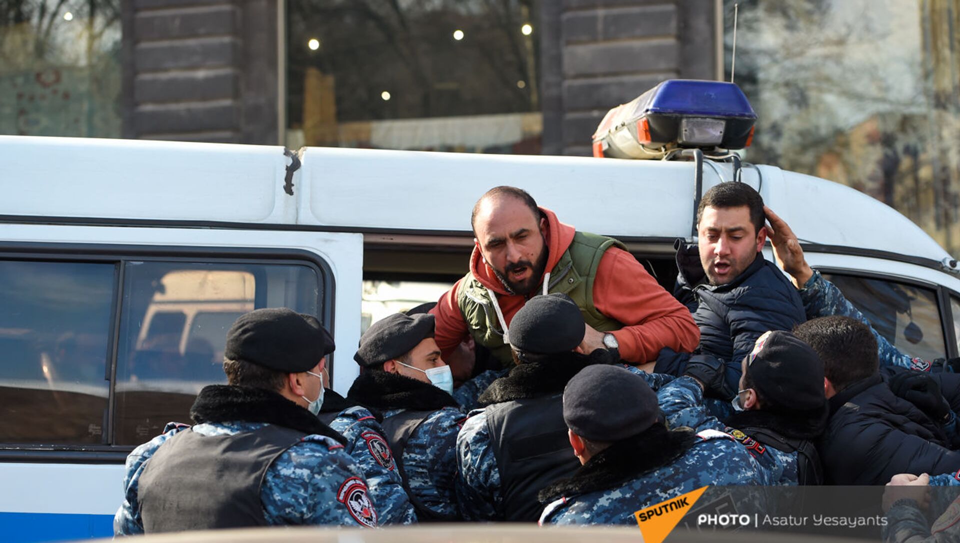 Полиция задерживает оппозиционных активистов во время акции протеста перед правительственным зданием (23 февраля 2021). Еревaн - Sputnik Армения, 1920, 23.02.2021